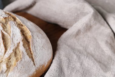 Ekmek somunu masada.