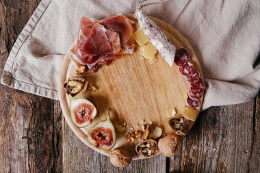 Hazırlık, yemek pişirme. Masada lezzetli yemekler var.