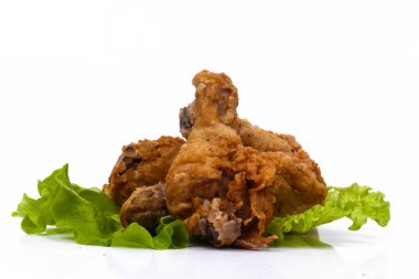 Yiyecekler. Lezzetli, kızarmış tavuk budu, beyaz arka planda.