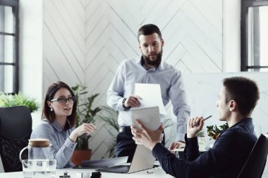 İş durumu konsepti. İnsanlar ofiste çalışma planını tartışıyor.