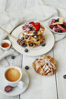 Lezzetli waffle 'lar masada.