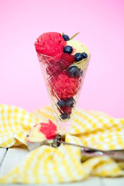 Tatlı. Masada nefis dondurma var.