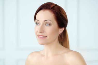 Kızıl saçlı güzel bir kadının yakın plan portresi.