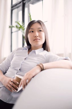 Evde kahve içen kadın.