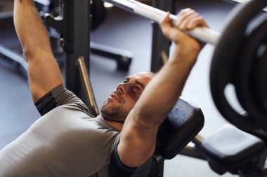 Fitness. Spor salonundaki adam.