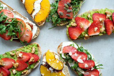 Yiyecekler. Masadaki tatlı sandviç.