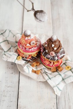 Üstünde dondurma olan tatlı çörek.