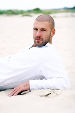 Sahilde çekici ve mutlu bir adam.