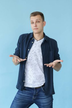 mavi bir arka plan üzerinde yakışıklı adam