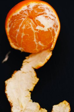 Siyah arkaplanda kabuklu mandalina