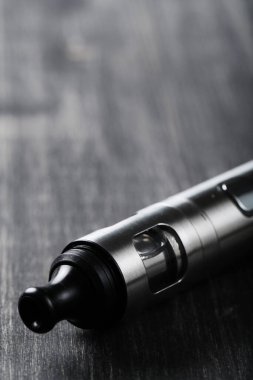 Tahta masada buharlaştırma cihazı var.