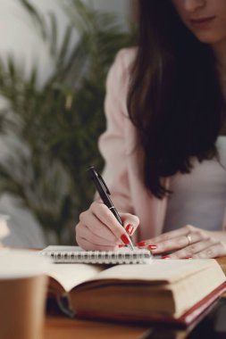 Eğitim ve öğrenim. Kütüphanedeki kadın.