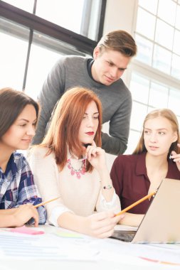 Modern ofiste birlikte çalışan genç iş adamları.