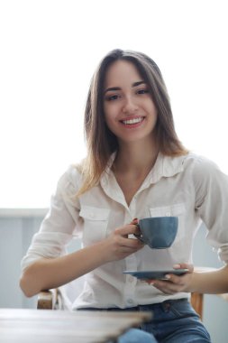 Sıradan. Kafedeki güzel kadın.