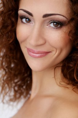 Güzel yüzlü, çekici bir kadın.