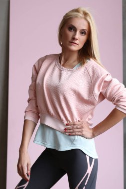 Pembe arka planda güzel bir kız