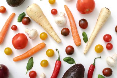 Taze, çiğ sebzeler masada.