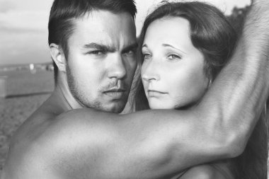 Deniz kıyısındaki güzel genç bir çiftin portresi.