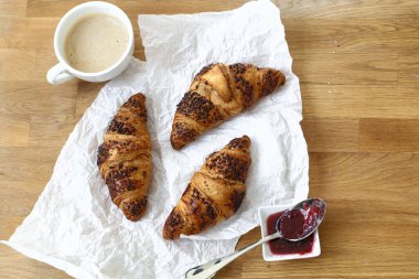 Yiyecekler. Masada lezzetli kruvasan var.