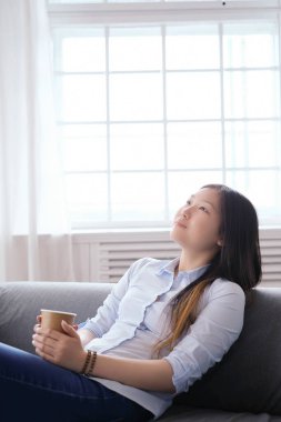 Gündüz vakti evde bir kadın