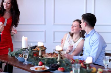 Kutlama. Noel yemeğindeki insanlar.