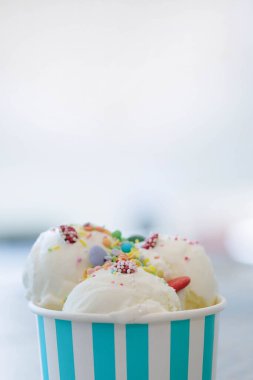 Tatlı. Masada nefis dondurma var.