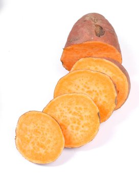 Beyaz arka planda tatlı patates