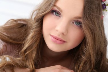 Şirin, güzel yüzlü genç bir kız.