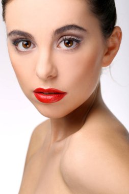 Kırmızı rujlu muhteşem bir kadın.