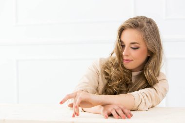 Güzel yüzlü çekici bir kadın.