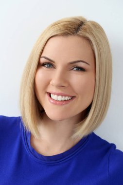 Mavi gözlü güzel sarışın.