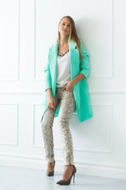 Topuklu giyen sevimli, çekici bir kadın.