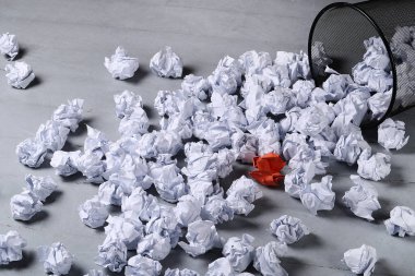 Kavram. Çöp tenekesinde buruşmuş kağıt