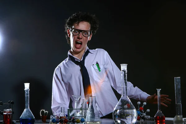 Młody Chemik Białej Koszuli Robi Eksperyment Laboratorium — Zdjęcie stockowe