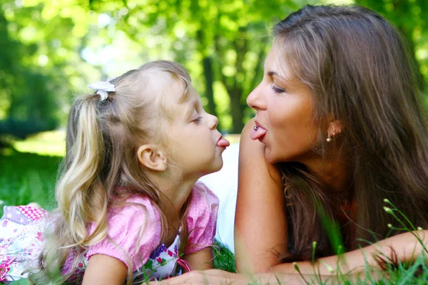 Douce Belle Fille Avec Mère — Photo