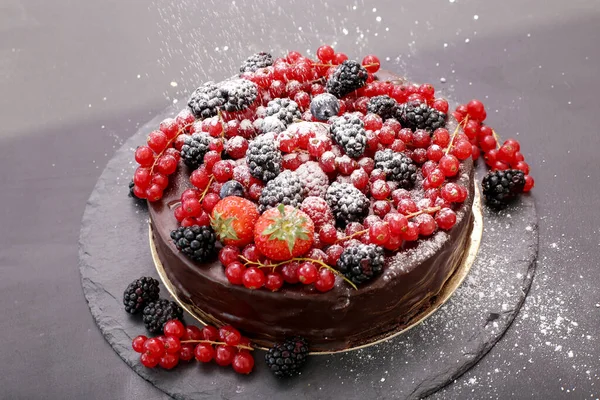 Süßes Essen Köstlicher Schokoladenkuchen Mit Beeren Obendrauf — Stockfoto