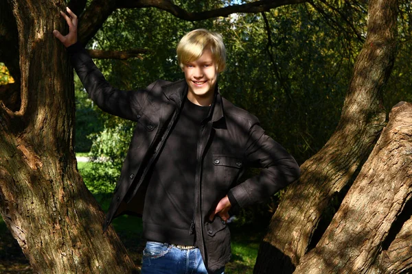 Молодий Привабливий Хлопець Позує Парку Біля Дерева — стокове фото