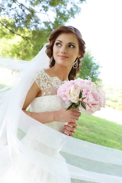 Portrait Belle Jeune Mariée Dans Parc — Photo