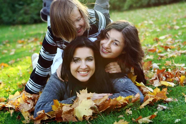 Jeune Famille Faisant Une Promenade Saine Travers Parc Automne Amusez — Photo