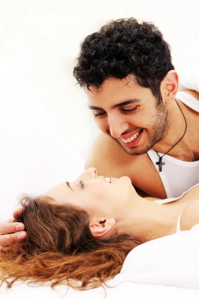 幸せな若いカップルの肖像画で一緒にリラックスベッド — ストック写真