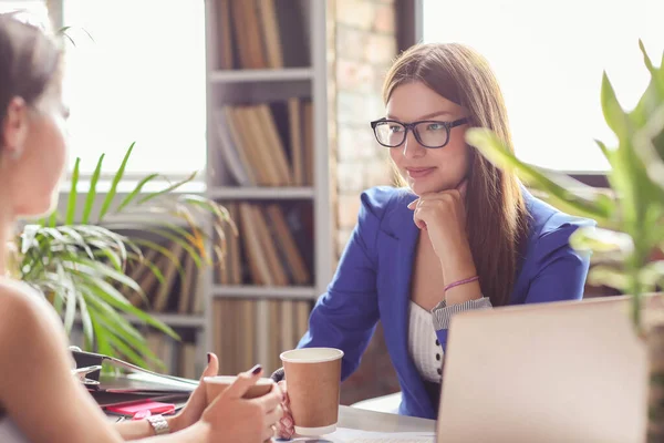 İş için. Ofisteki kadınlar.