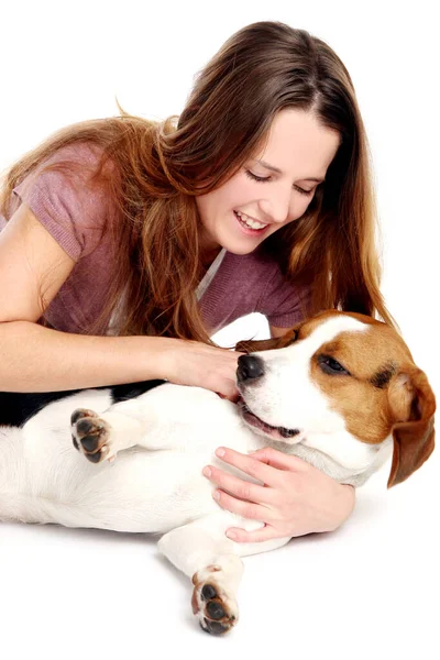 白い背景で犬と遊ぶ幸せな若い女性 — ストック写真