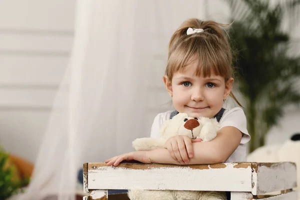 Portré Aranyos Kislány Pihentető Otthon — Stock Fotó