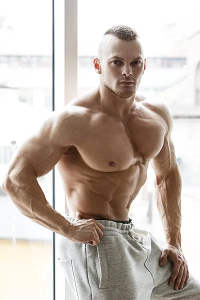 Fitness Musculación Hombre Poderoso Con Cuerpo Perfecto — Foto de Stock