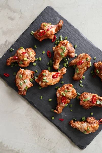 Yemek ve yemek. Kızarmış tavuk bacağı.