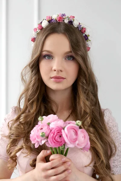 Bonito Menina Com Flores — Fotografia de Stock