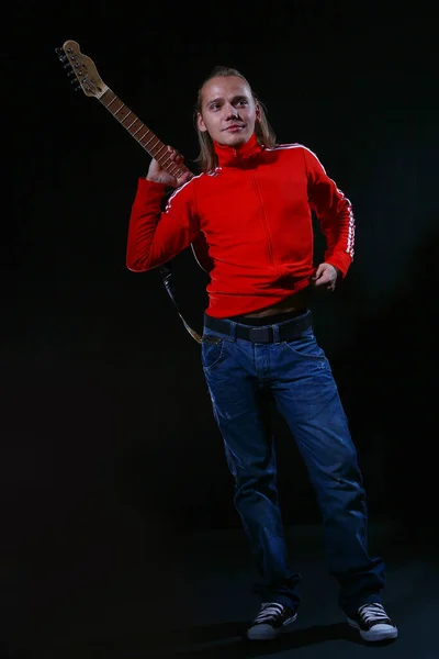 Homme Souriant Avec Guitare Électro Sur Fond Noir — Photo