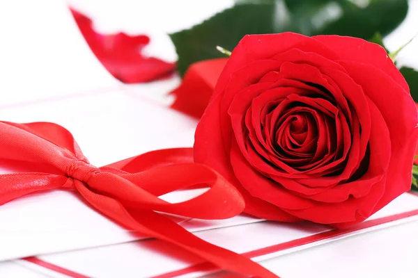 Крупним Планом Червона Троянда Святковий Конверт — стокове фото