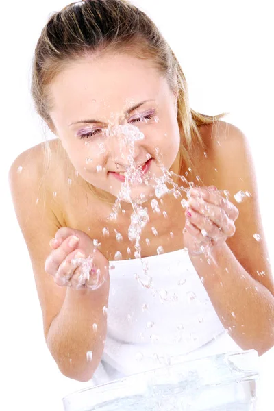 Menina Jovem Bonita Lavar Rosto Com Água — Fotografia de Stock