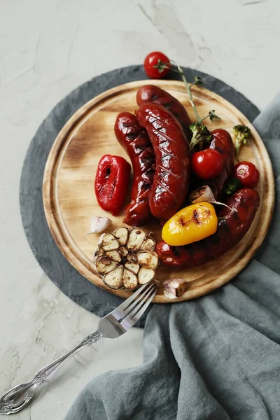 Cozinha Salsichas Grelhadas Legumes Mesa — Fotografia de Stock